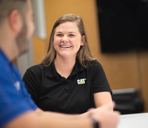 egy személy, aki mosolyog egy emberre