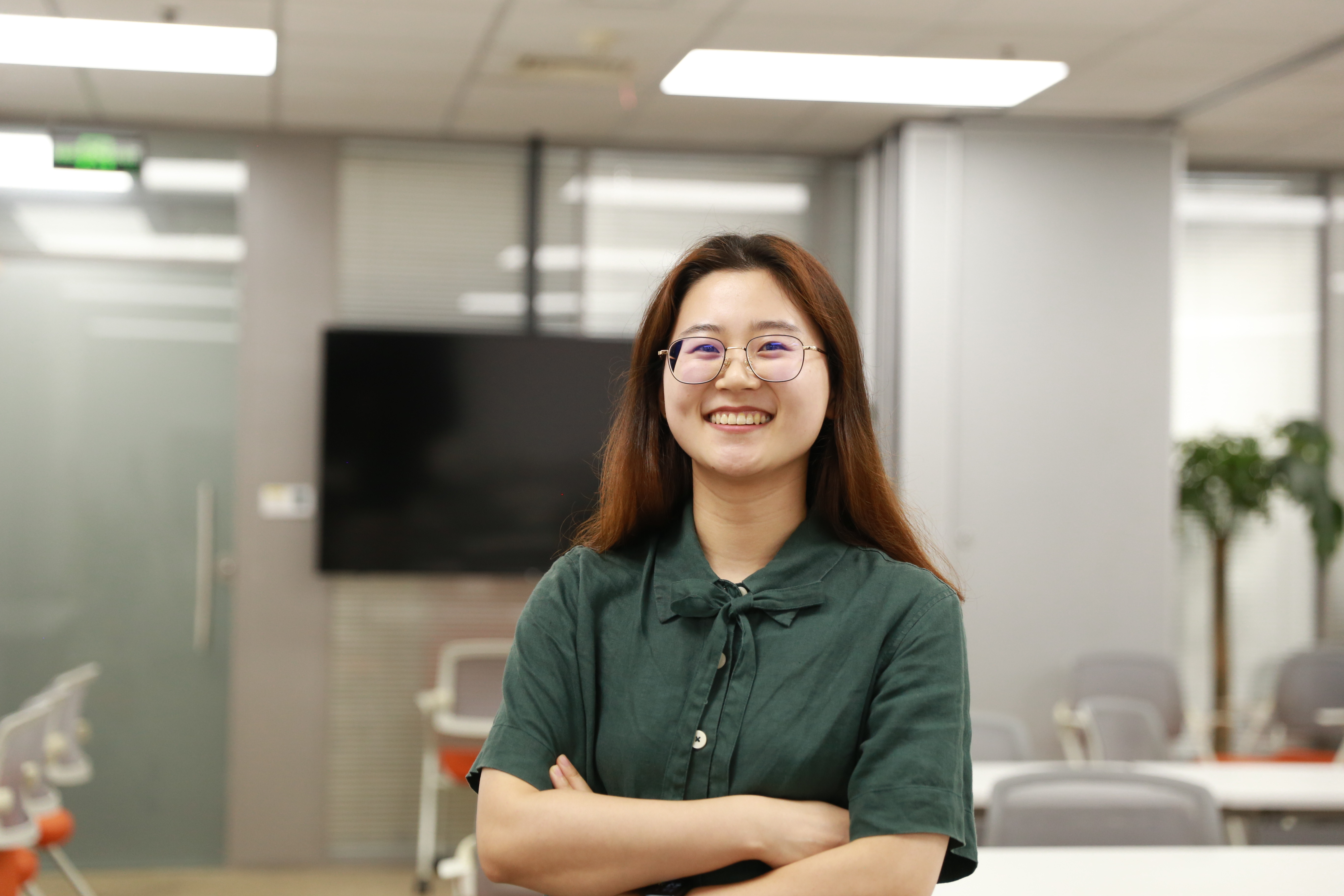 一个双臂交叉微笑的人