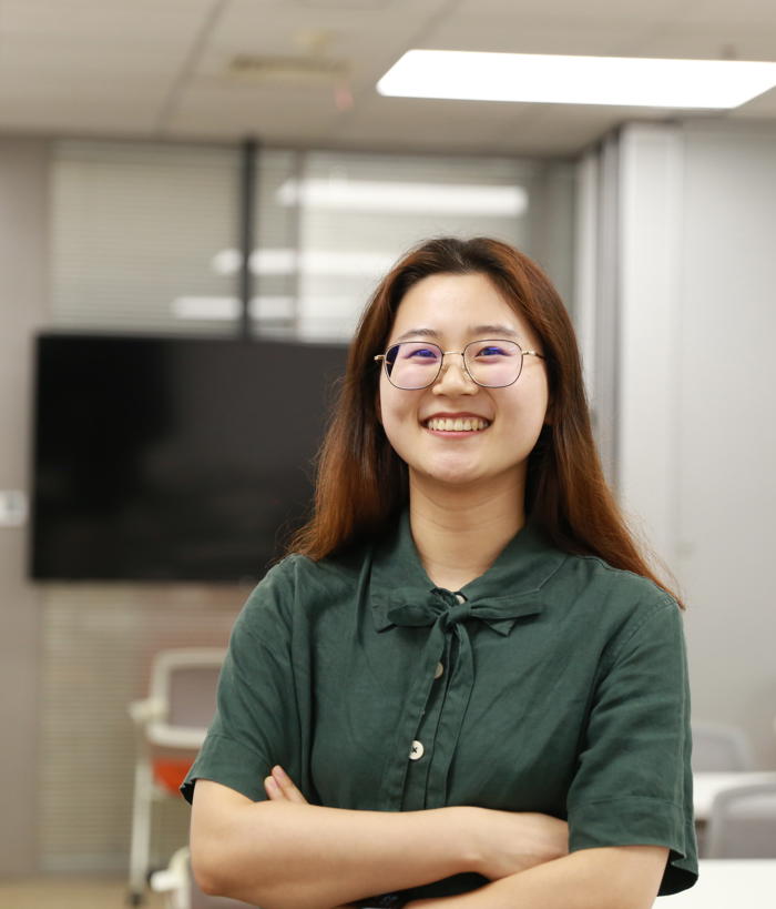 一个双臂交叉微笑的人