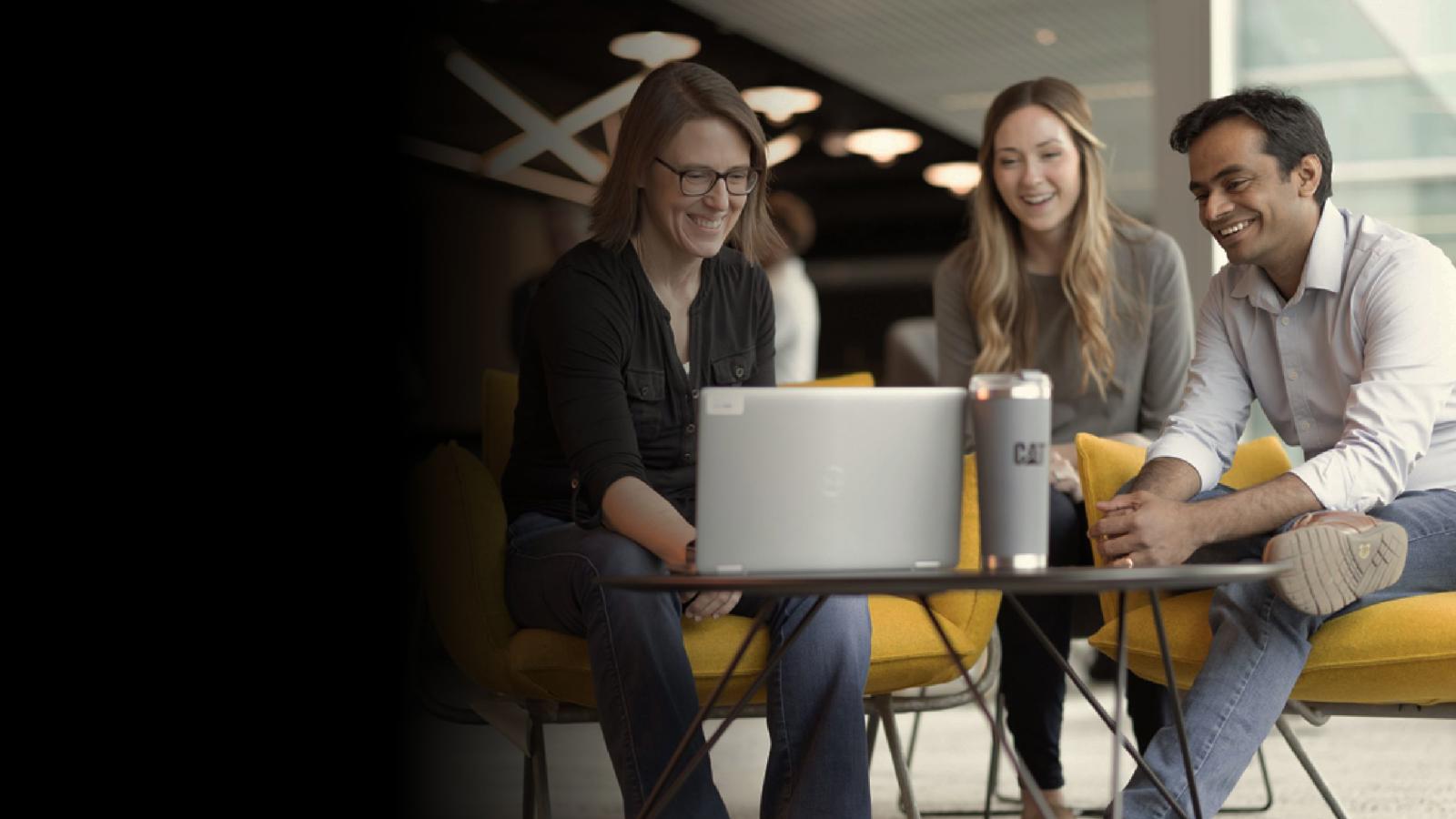 ノートパソコンを使って椅子に座っている人