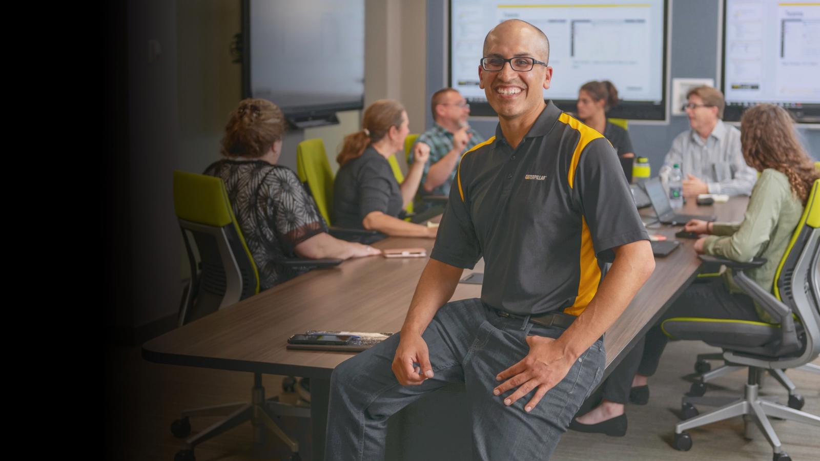 坐在桌子上的人