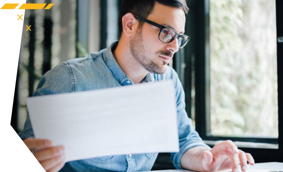 拿着一张纸的人