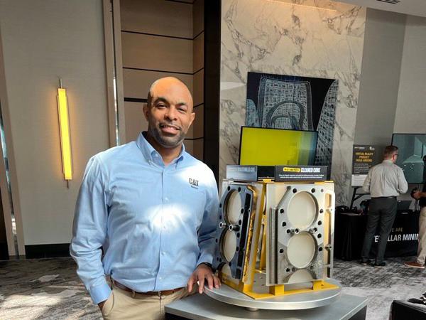 站在装有机器的箱子旁边的人