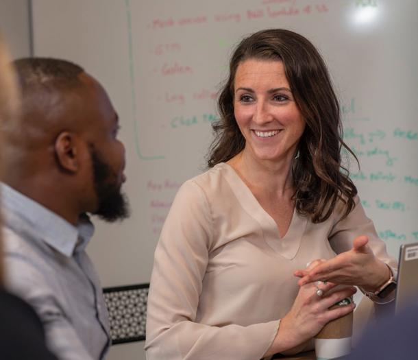 テーブルに座っている人と人