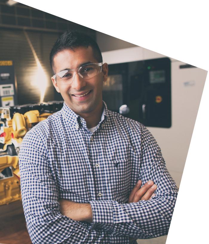 安全メガネを着用し、腕を組んで立っている人