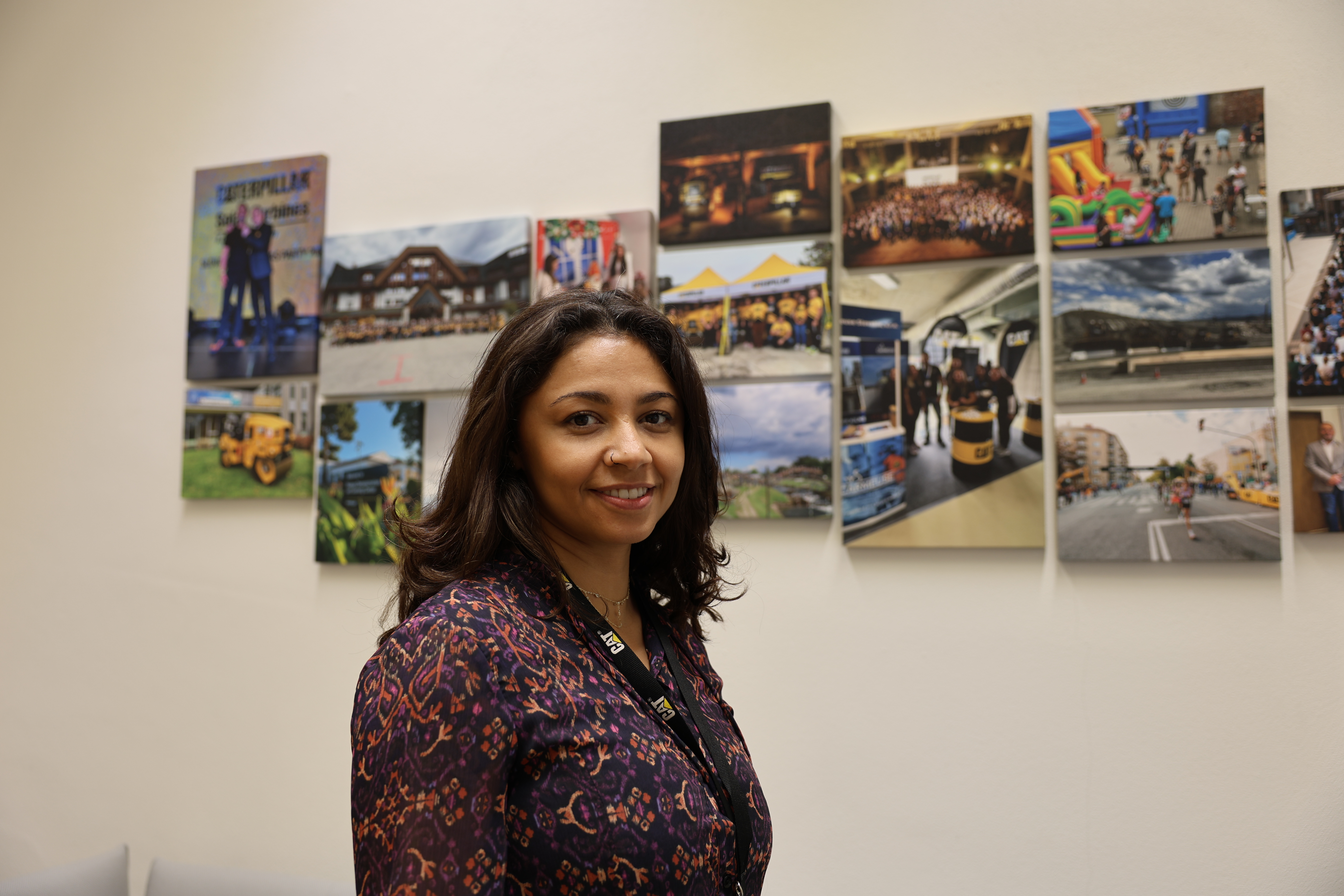 站在图片墙前的人