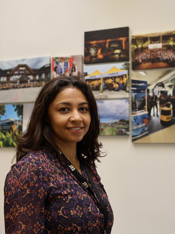 站在图片墙前的人