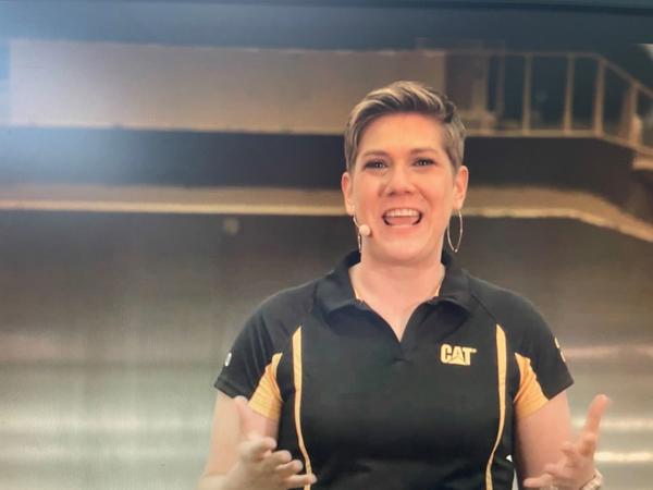 검은색과 노란색 셔츠를 입은 짧은 머리의 사람