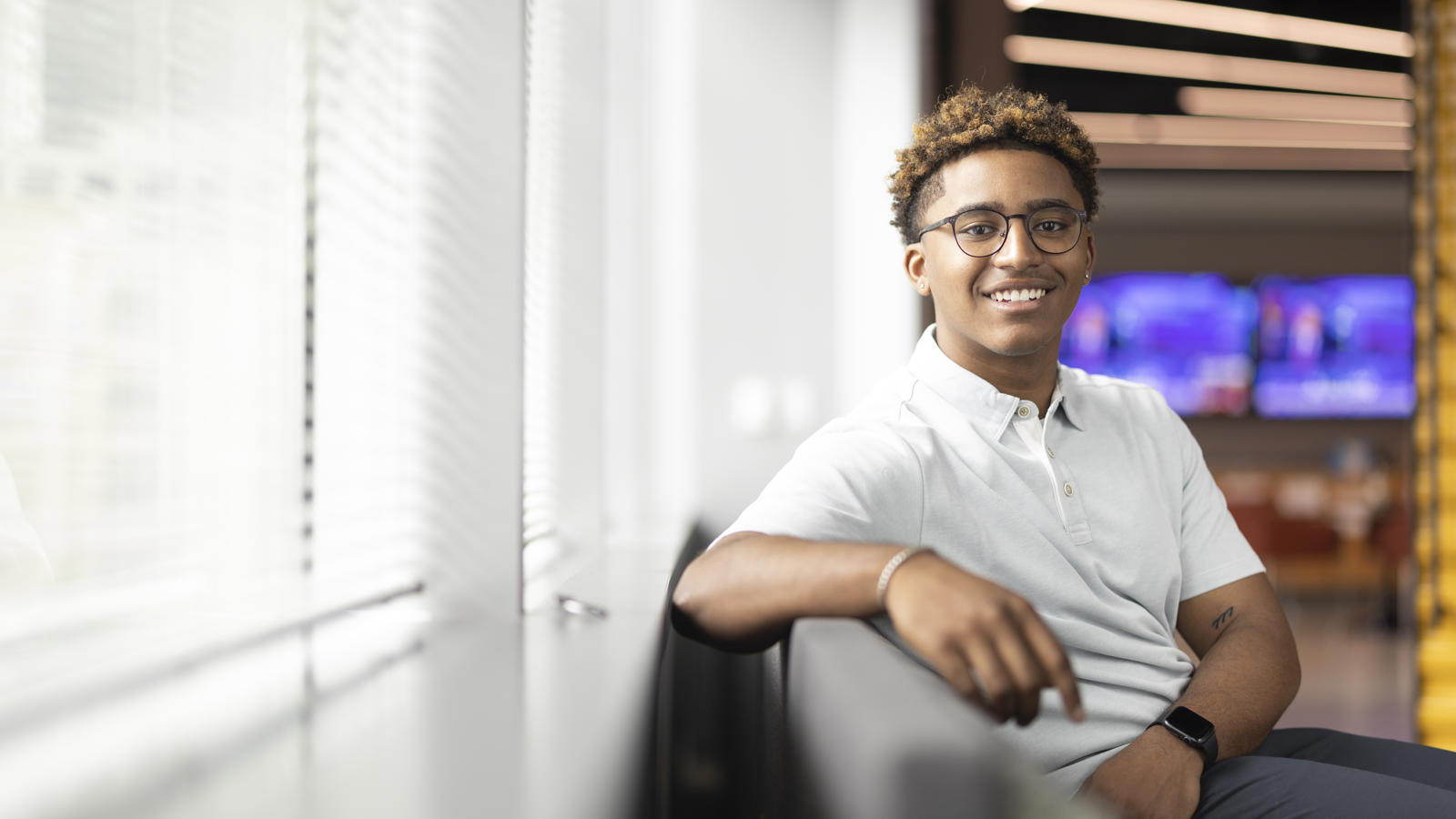 坐在沙发上的人