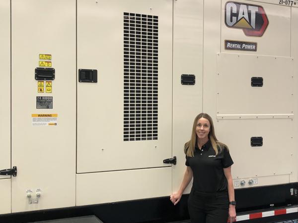 一个人站在一辆白色大拖车旁边