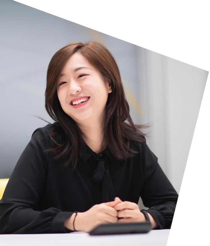 一个人对着镜头微笑