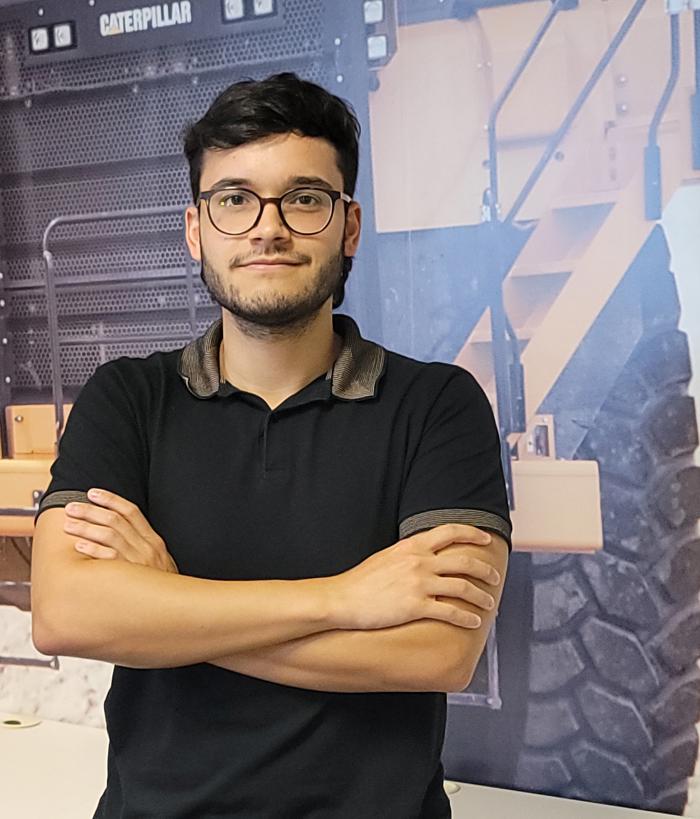 一个戴眼镜、留着胡子、穿着黑色衬衫的人