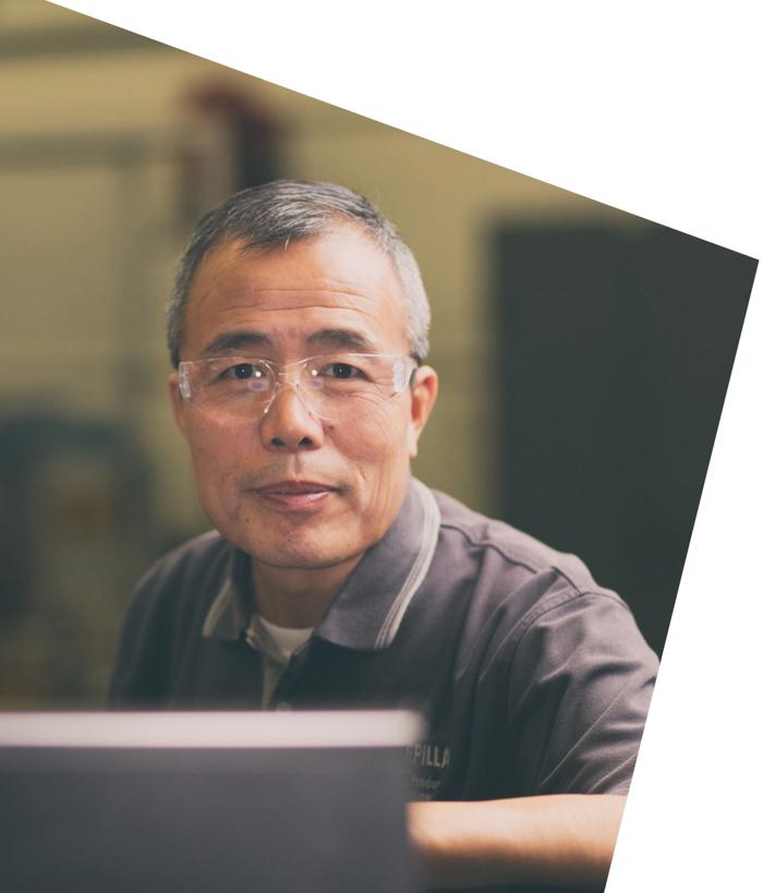 védőszemüveget viselő személy