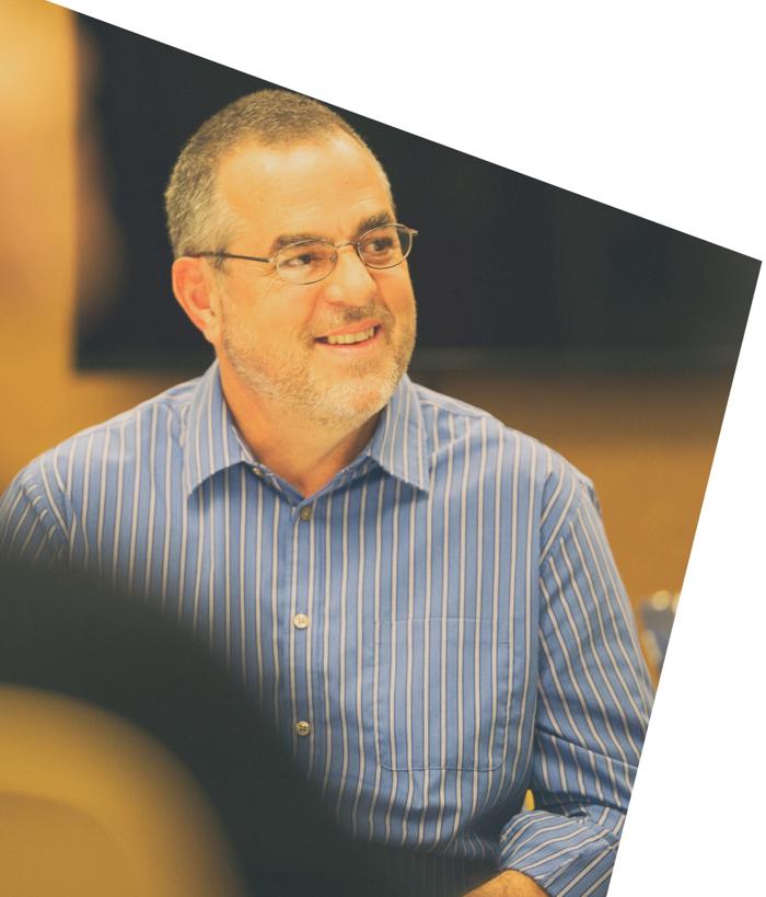 眼鏡をかけ、青いストライプのシャツを着た人