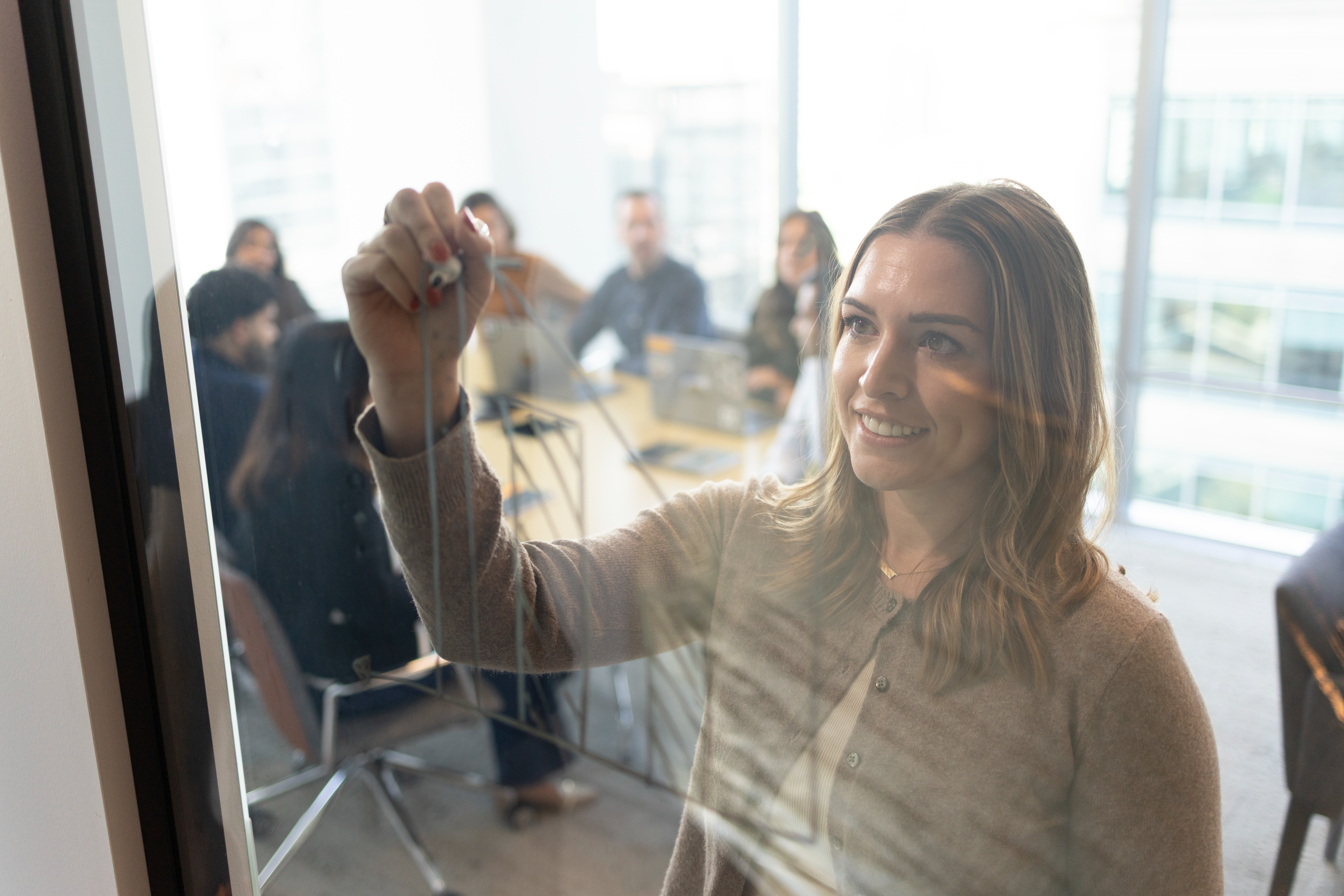 ガラス板に文字を書いている人