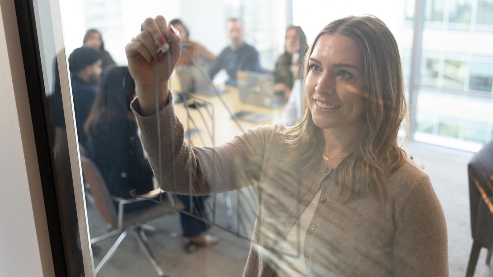 유리판에 글을 쓰는 사람