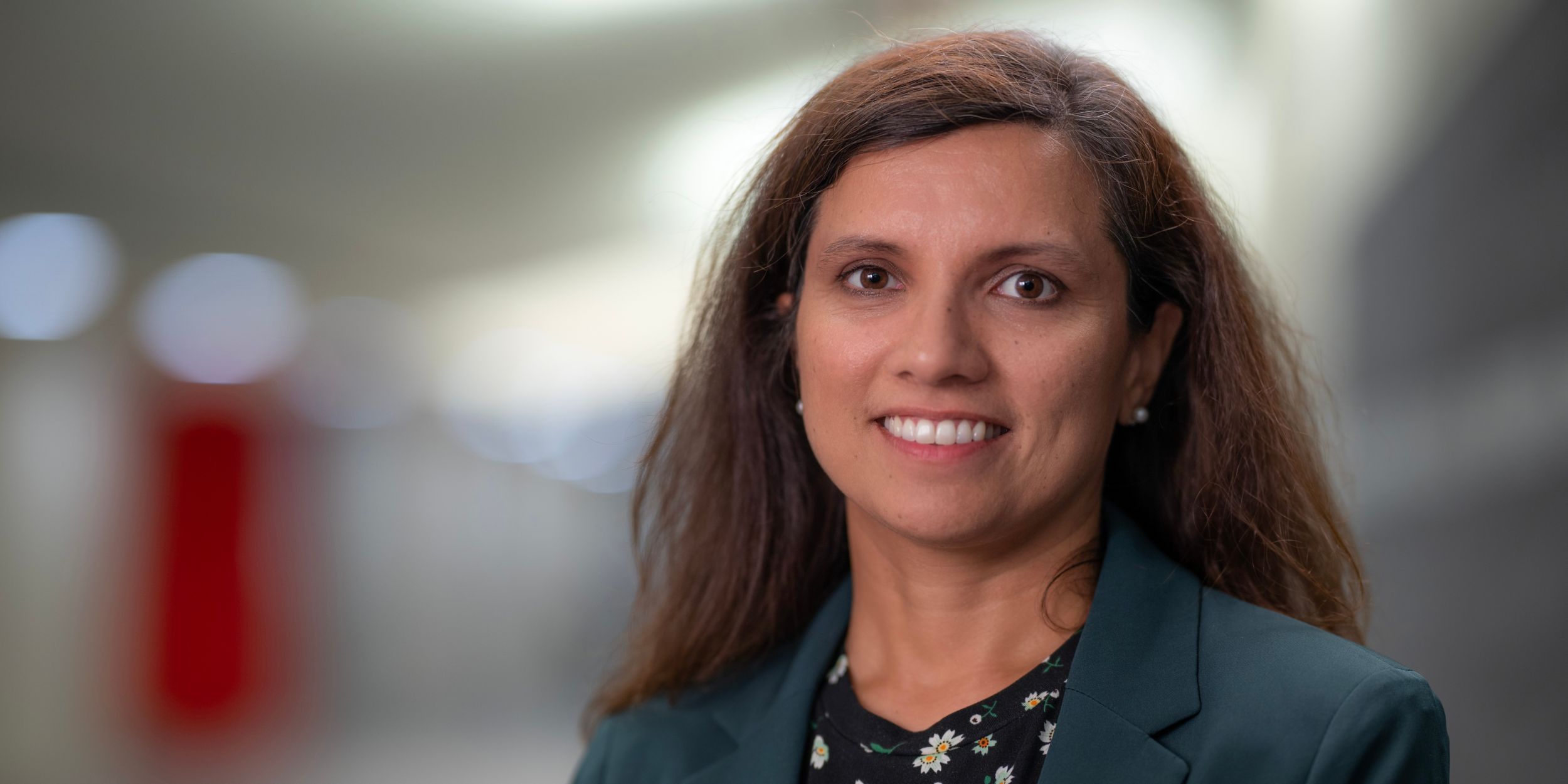 一个人对着镜头微笑