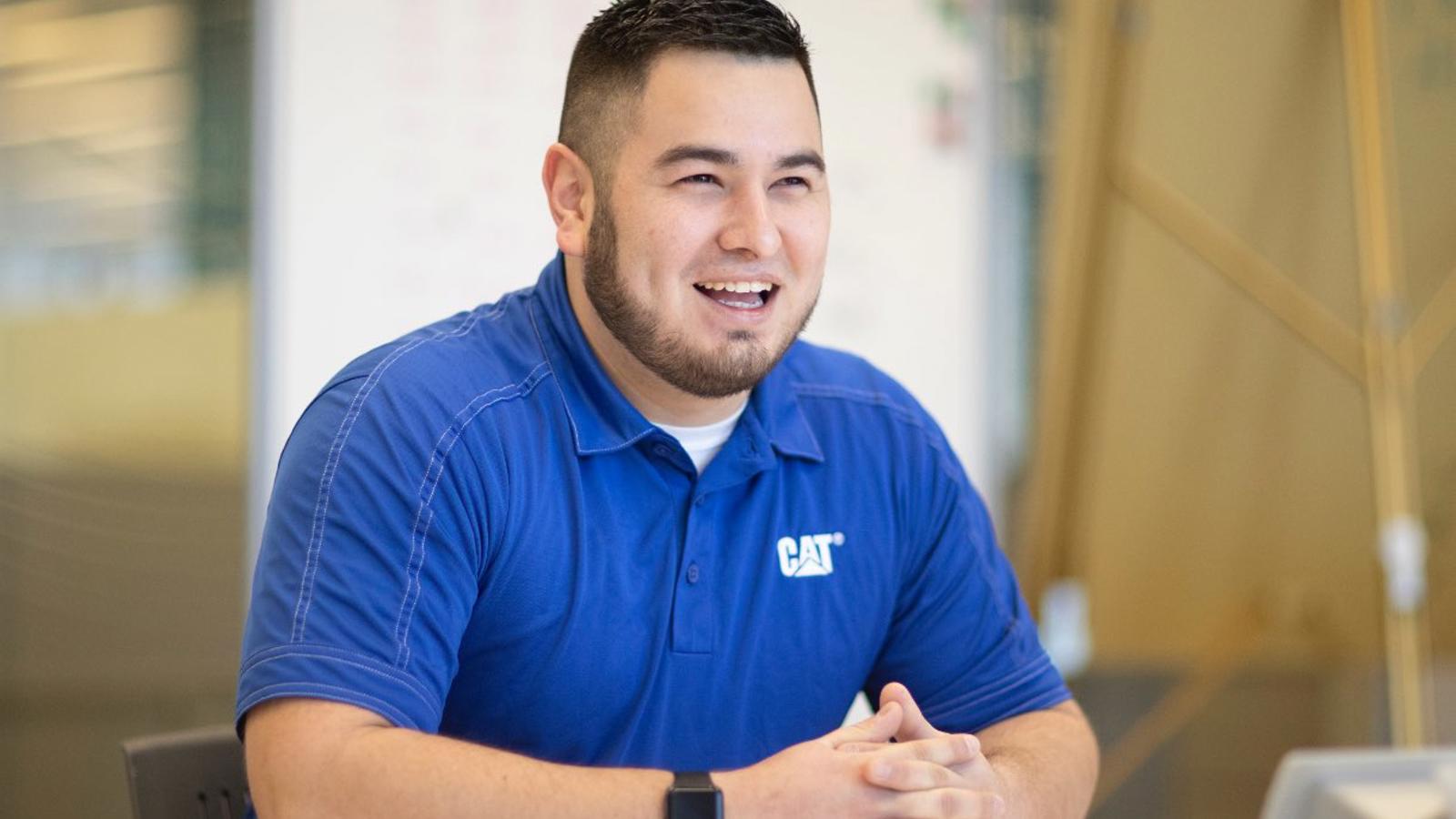 坐在桌子旁的人