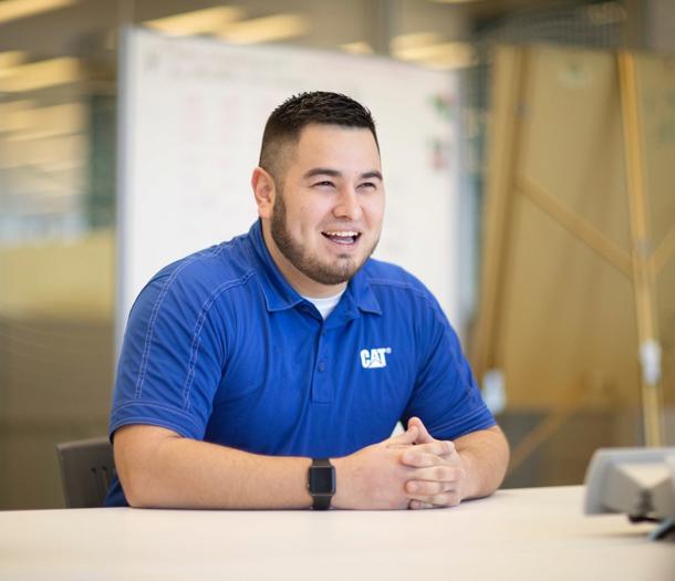 une personne assise à une table