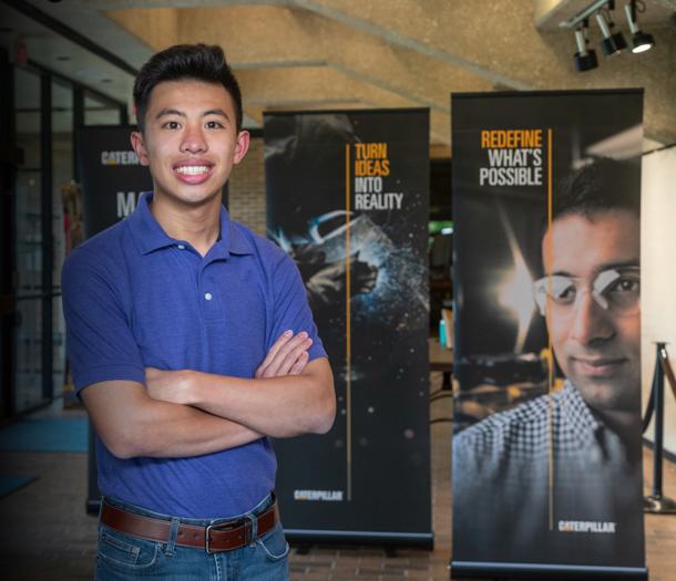 팔짱을 끼고 서 있는 사람