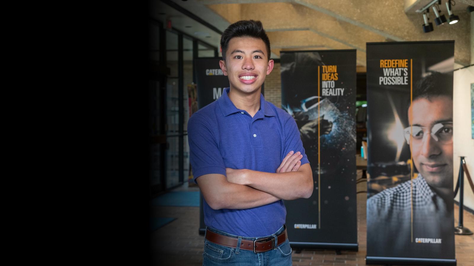 腕を組んで立っている人