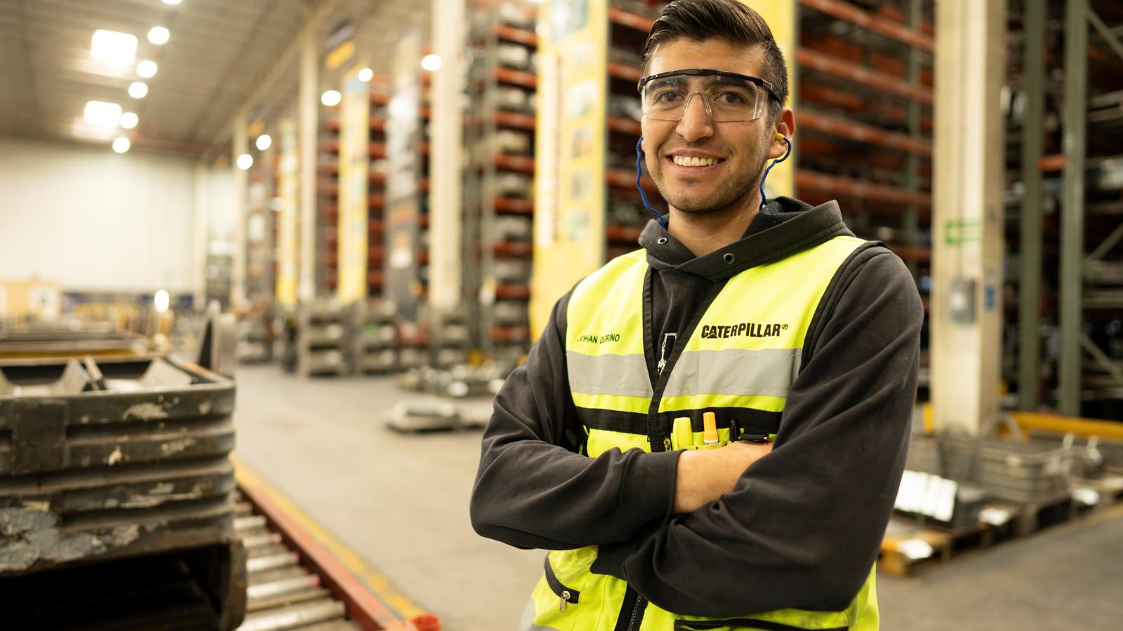 佩戴护目镜和黄色背心的人