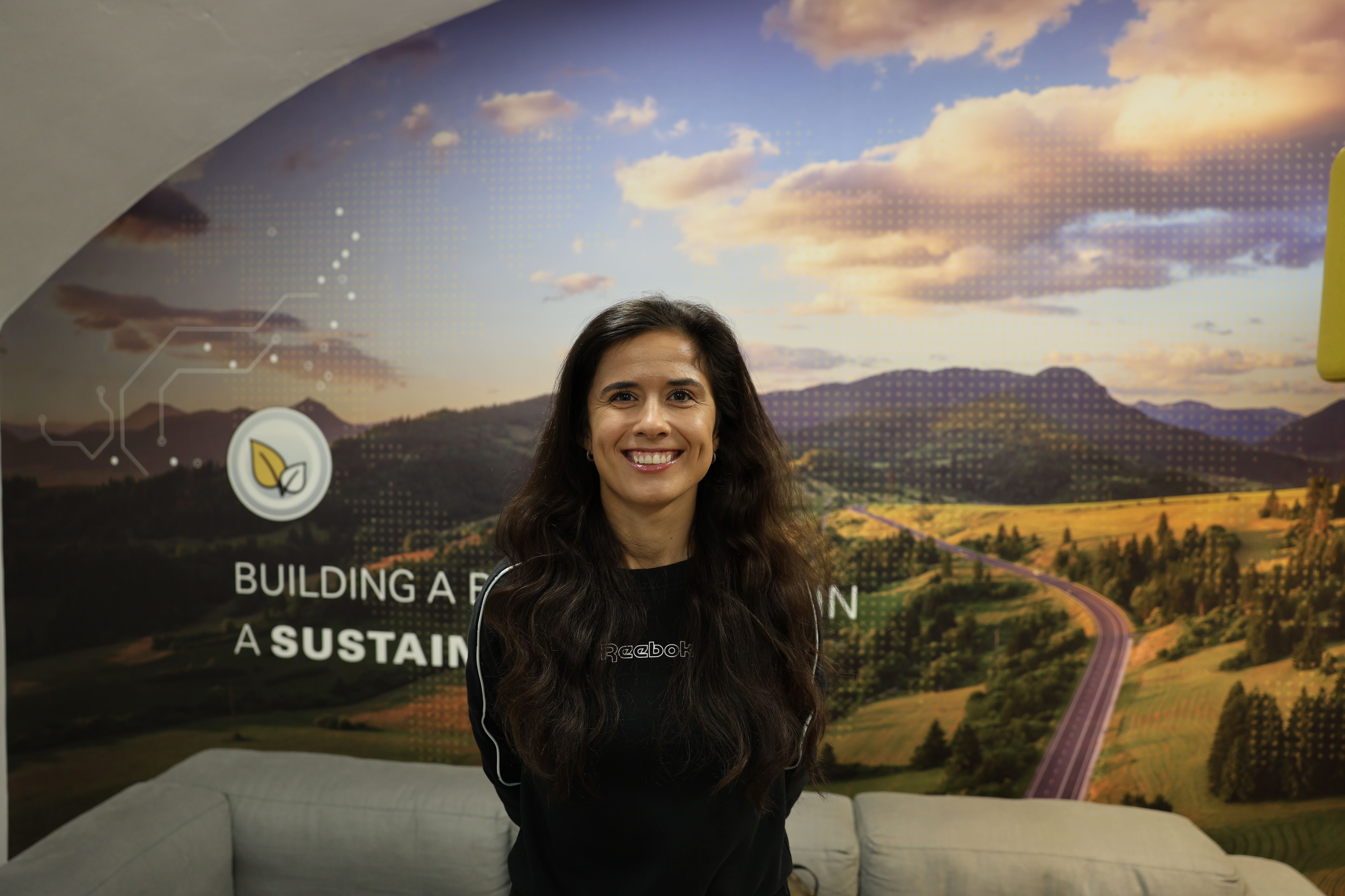 一个人对着镜头微笑