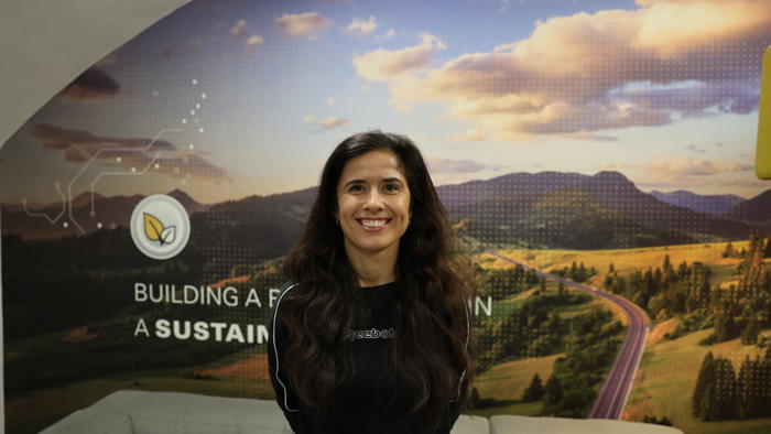 一个人对着镜头微笑