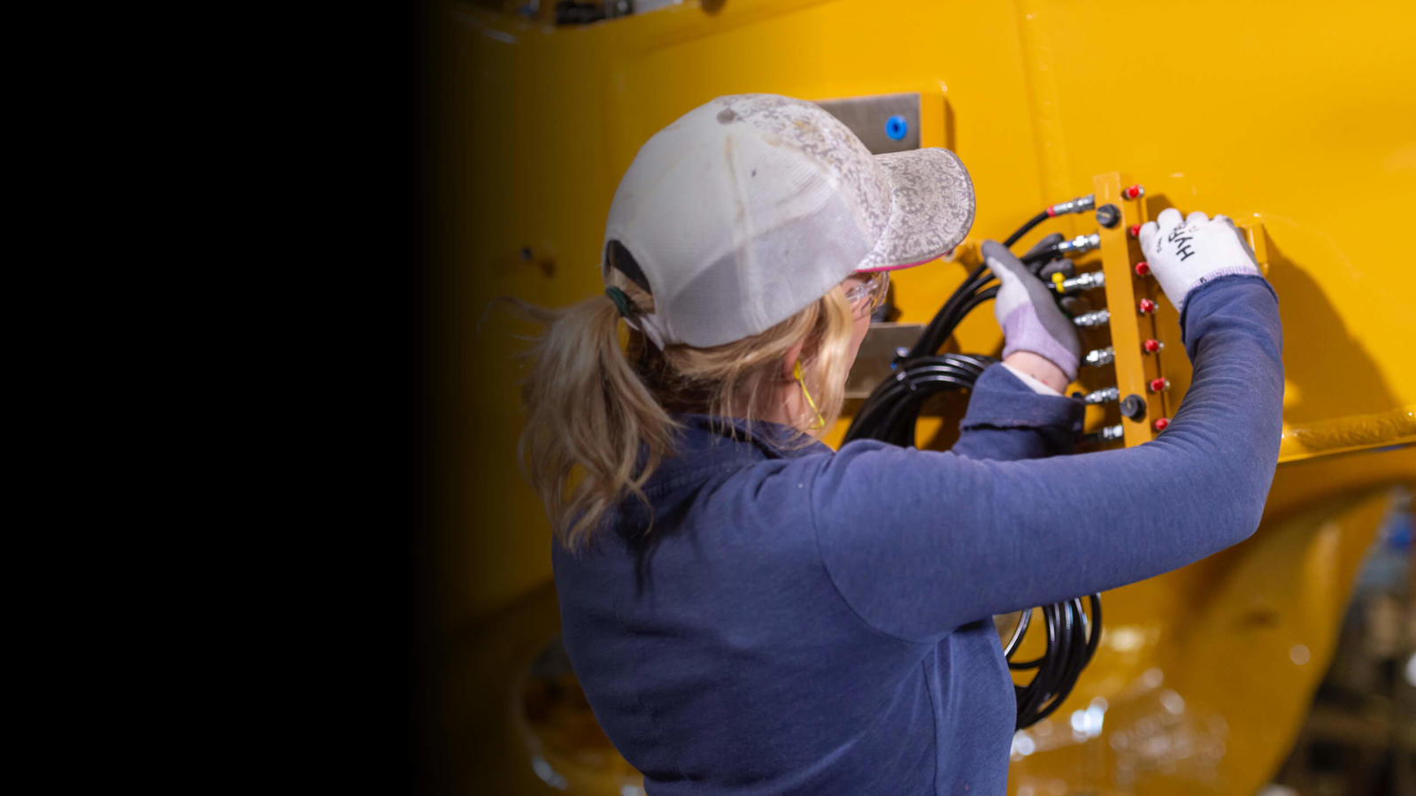 kalapot és szemüveget viselő személy