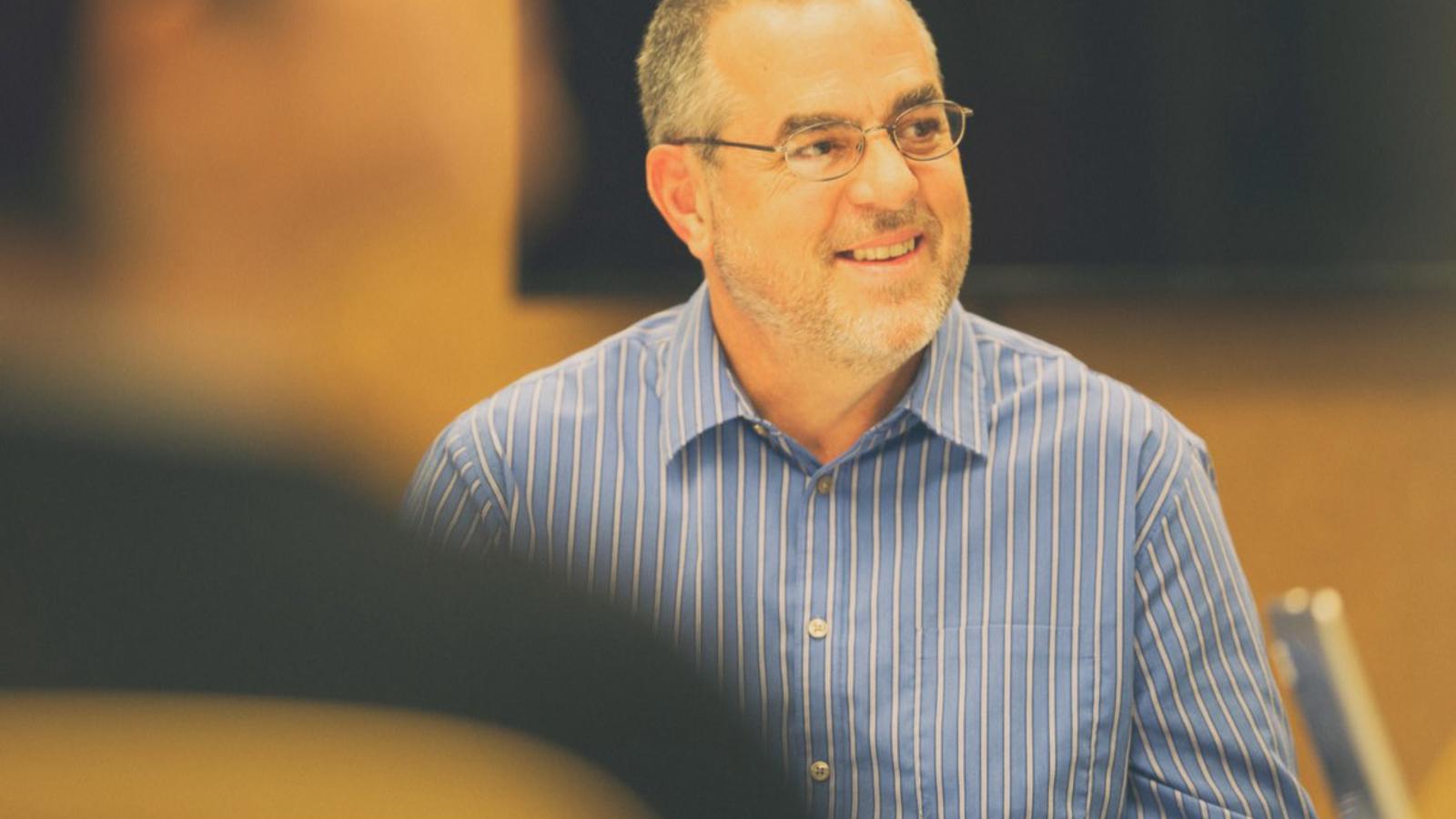 青いストライプのシャツを着た人