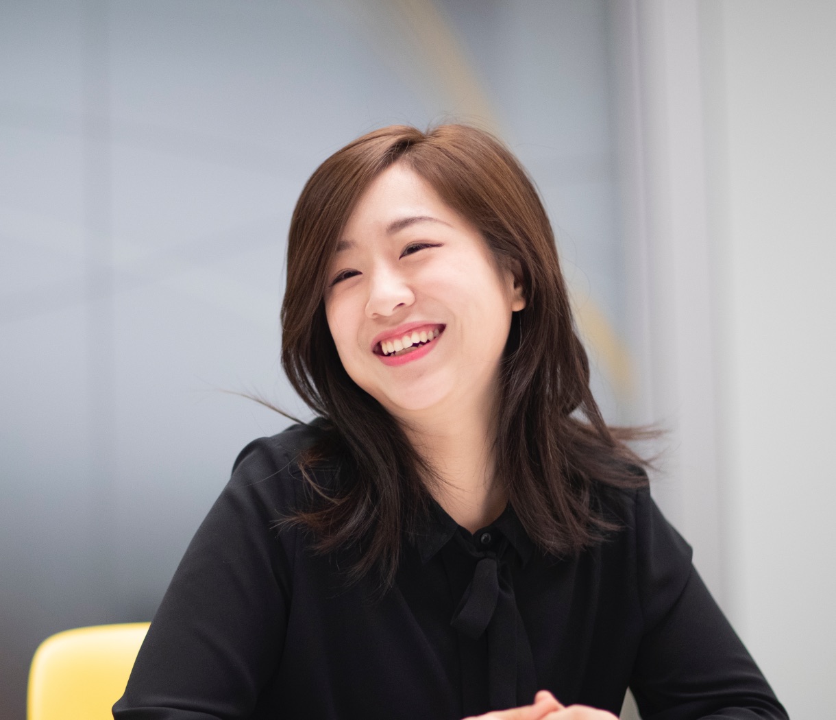 egy személy mosolyog a kamerába