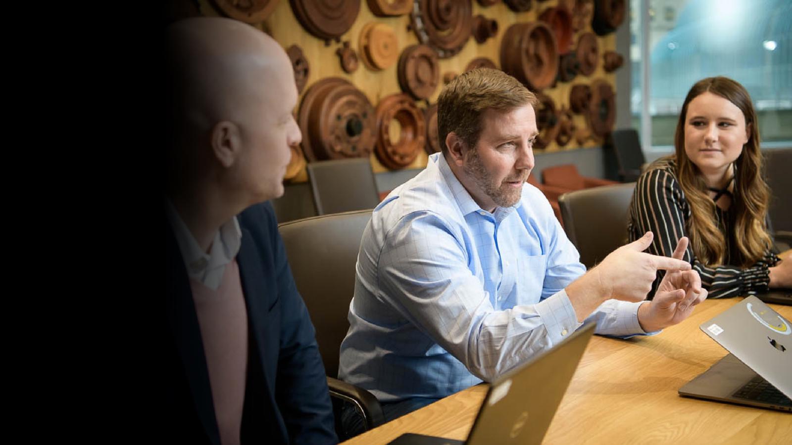 テーブルに座っている男性のグループ