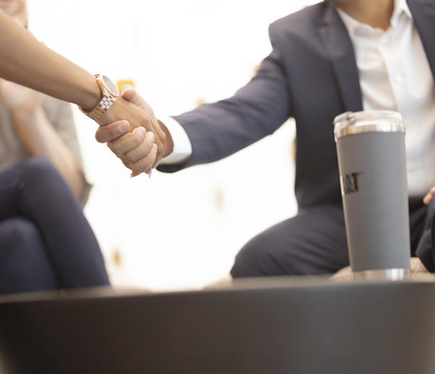 egy személy és egy személy kezet rázva