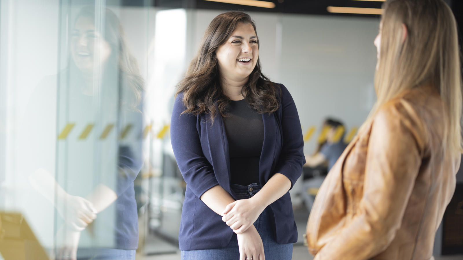 窓の前に立っている人